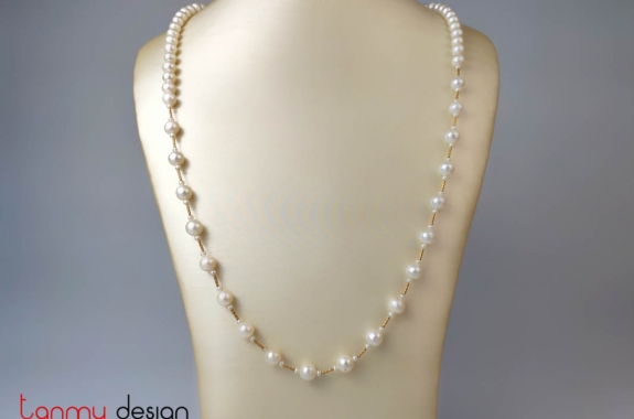 Pearl necklace designed with 18k gold bars 